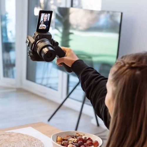 Appareil photo Canon EOS R50 + objectif RF-S 18-45mm F4.5-6.3 IS STM Appareil photo Canon EOS R50 et RF-S 18-45mm - design moderne, meilleur prix en Tunisie